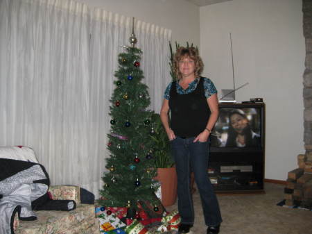 Sherrie at my sister's Lisa with skinny tree