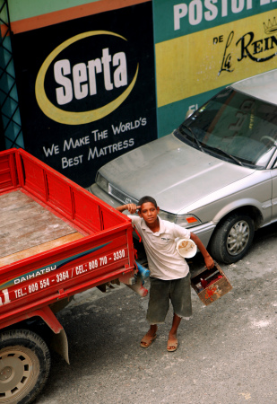 Dominican Kid shing shoes to pay for school!