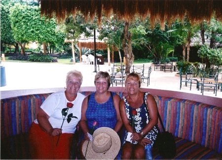 My Mom, Sister & Me in Cancun