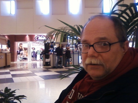 Smiling Tom at the mall3