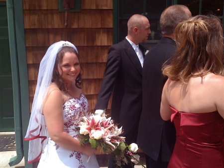 The Bride & Groom arrive!