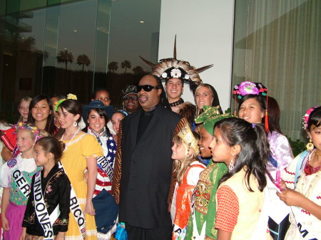 Stevie Wonder with the choir kids