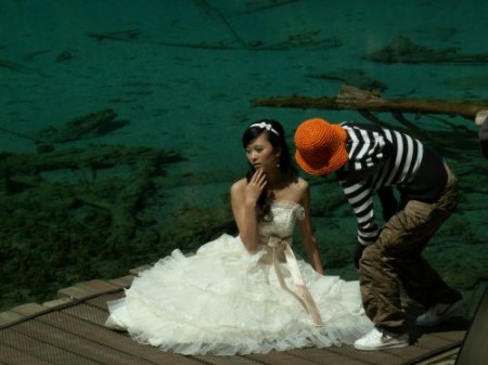 Chengdu's Jiujaiguo Park, someone get marry