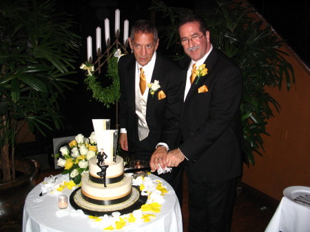 THE GROOMS CUT THE CAKE