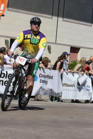 2009 MS150 - Rounding the last corner