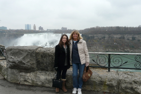 jen and mom at niagra falls