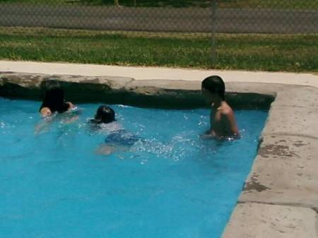 KIds at the pool