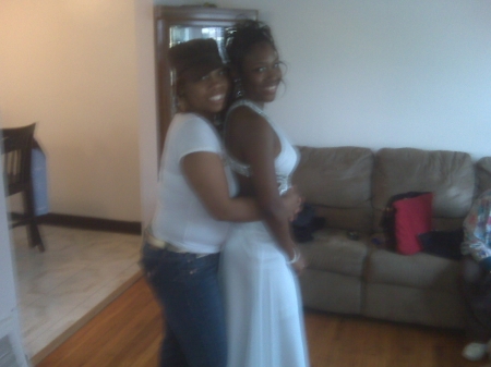 Eveline & Ni'Chelle on her prom!