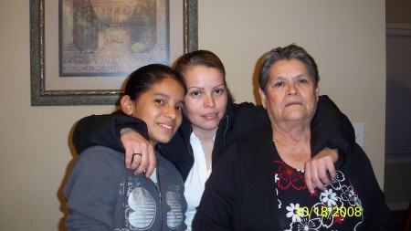 MY MOM& KOOL SISTER & HER DOUGHTER AT MY  HOUS