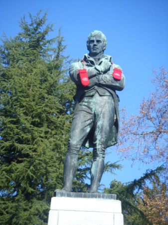 roobie burns statue with thhe elusive red mitt