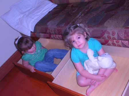 Kaeli & Starleigh in momma's hospital room.