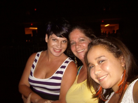 my girls and me at No Doubt Concert Oahu 09