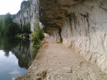 outside St Cirq Lapopie