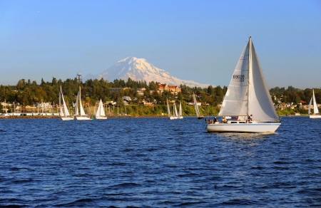 Des Moines with Mt. Rainer in background