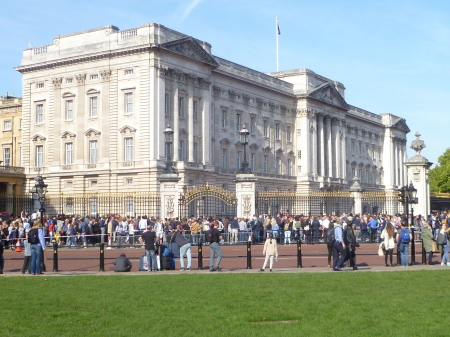 Buckingham Palace - Line of Visitors