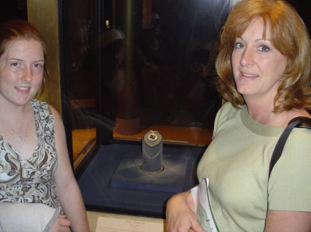 Jada and Lissa look at the Hope Diamond. 