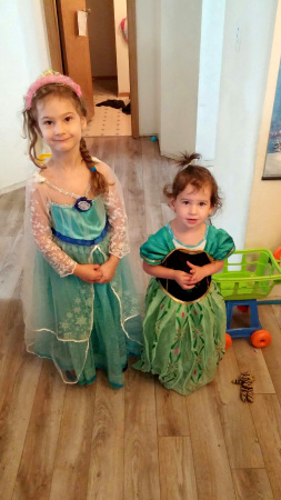 Queen Elsa & Princess Anna