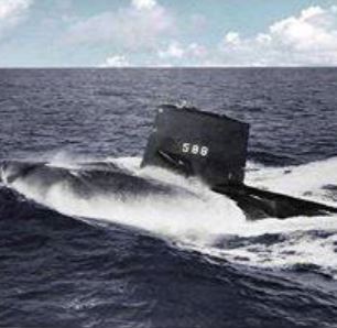 USS Scamp (SSN 588) at speed on the sea surface.