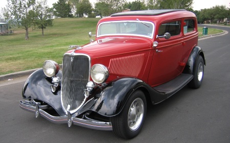 1933 Ford 2-Dr Sedan 350 Auto and AC