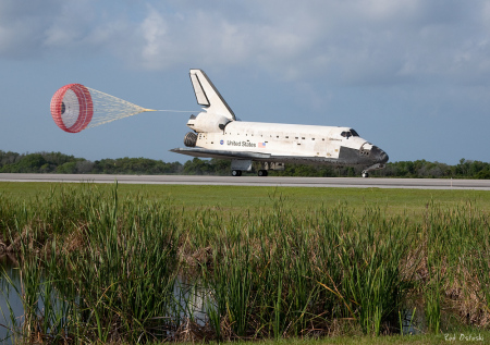 Shuttle landing at KSC runway