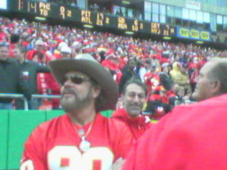 Hank Williams Jr shows up at  Chief's game....