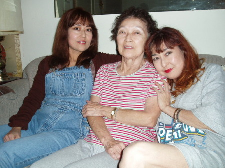 Elle, Mary (her mom) & Karen (her sis) 11-2005