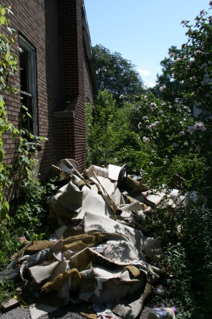 Drive Way - Cant see Garage to much Junk