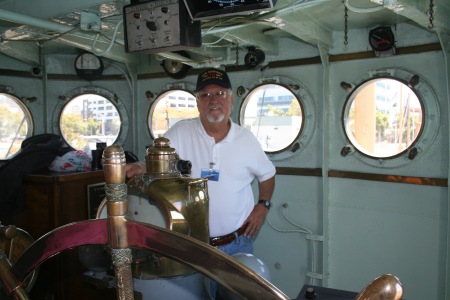 Capitan at the helm