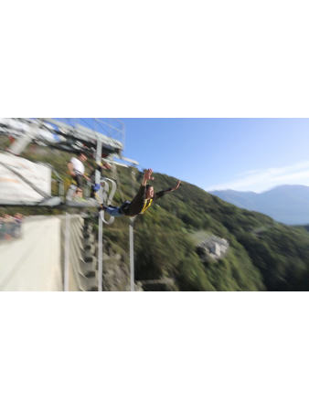 Huge bungee off a dam in Switzerland