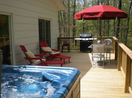 Pinecone Cottage Deck and hot tub 