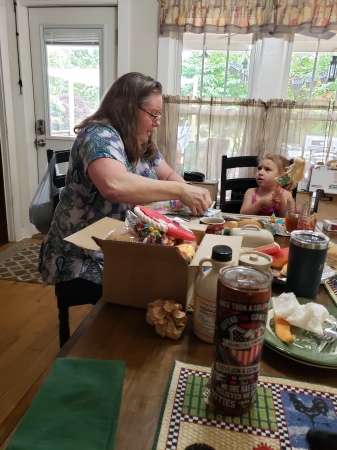 Daughter and granddaughter meeting (Aunt)