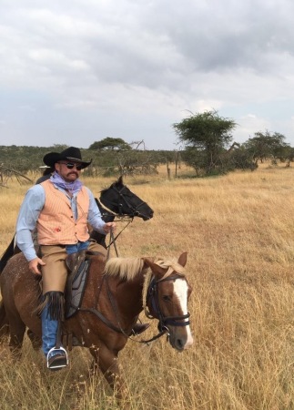 On Blondy, Mara saddle pony