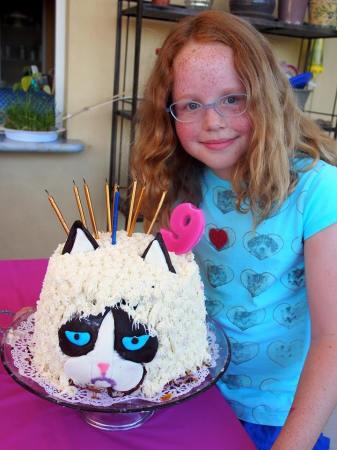 Grumpy cat cake