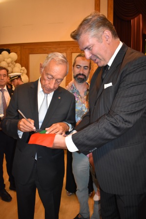 President of Portugal signing the flag!