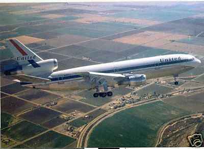 UA DC10 W of ORD, landing to E.