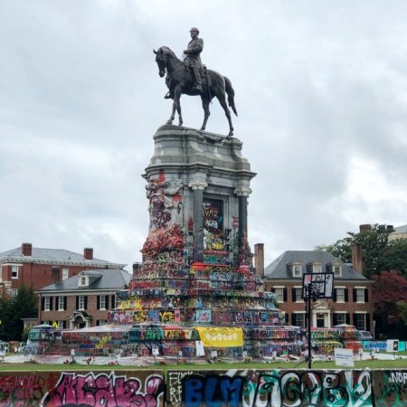 Rbt E Lee statue on Monument Avenue, RVA 2020