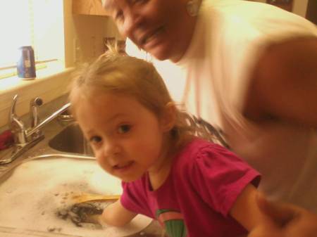 miss magz and her skepe doing the dishes.