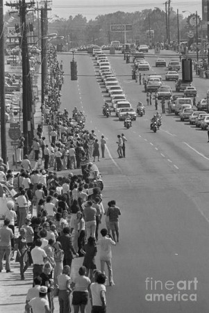 ICONIC PIC ...TRAFFIC ON WAY TO ELVIS FUNERAL 